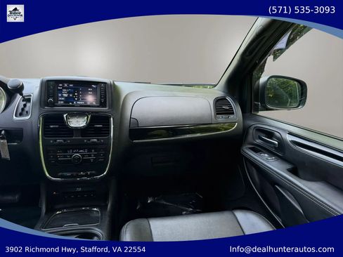 Used 2015 Chrysler Town & Country S FWD image 30