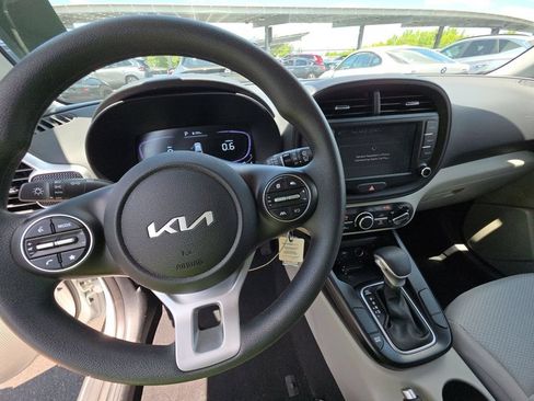 Used 2025 Kia Soul LX w/ LX Technology Package FWD image 3