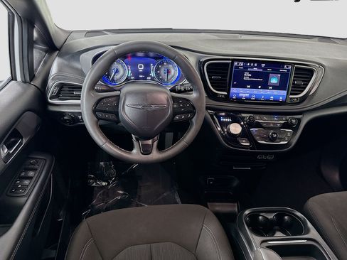 Used 2023 Chrysler Pacifica Touring FWD image 17