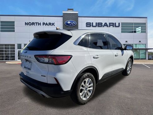 Used 2021 Ford Escape SE image 3