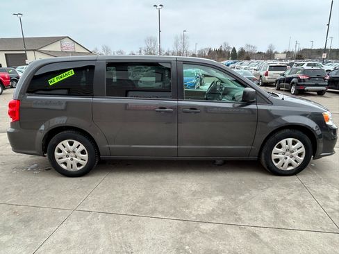 Used 2019 Dodge Grand Caravan SE w/ UConnect Hands-Free Group image 4
