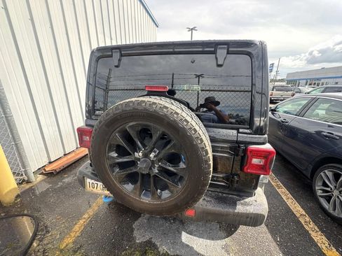 Used 2023 Jeep Wrangler Unlimited Sahara w/ Cold Weather Group AWD/4WD image 8