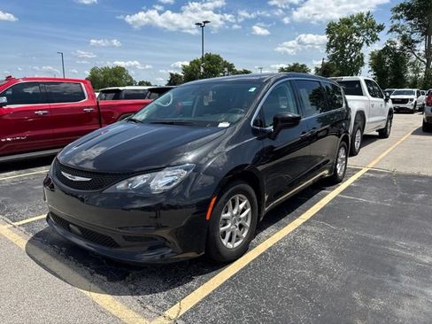 Used 2023 Chrysler Voyager LX FWD image 1