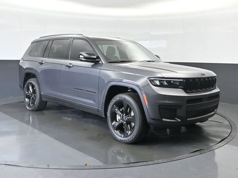 Used 2025 Jeep Grand Cherokee L Altitude AWD/4WD image 3