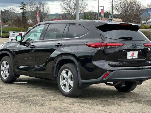 Used 2021 Toyota Highlander LE image 6
