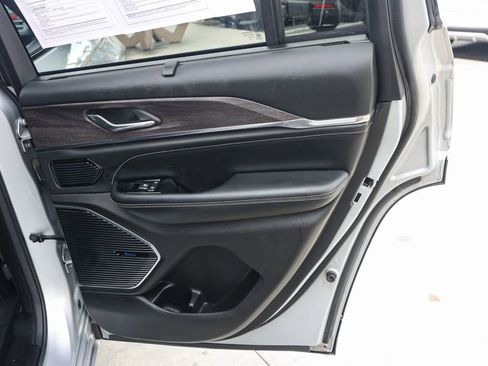 Used 2024 Jeep Grand Cherokee Overland w/ Luxury Tech Group IV image 18