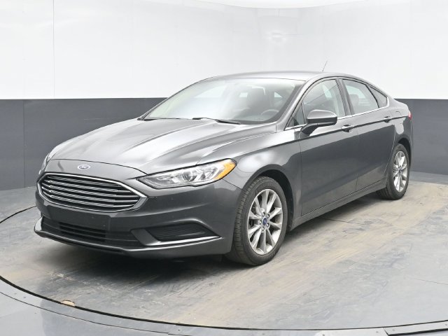 Used 2017 Ford Fusion SE w/ Fusion SE Technology Package FWD image 5