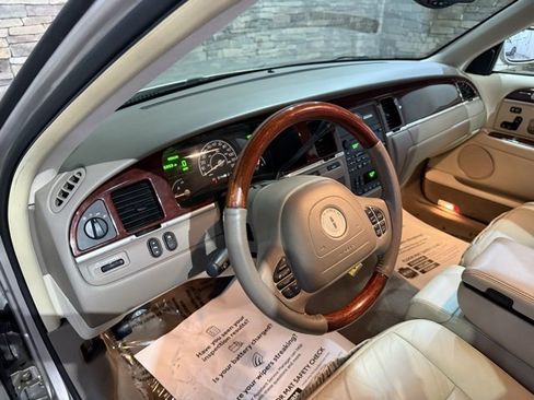 Used 2003 Lincoln Town Car Signature image 23