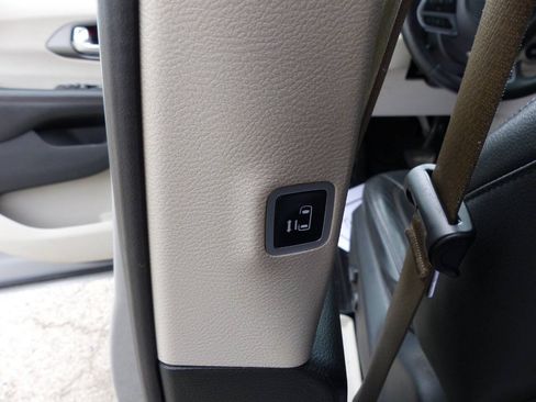 Used 2020 Chrysler Pacifica Touring-L w/ Tire & Wheel Group FWD image 38