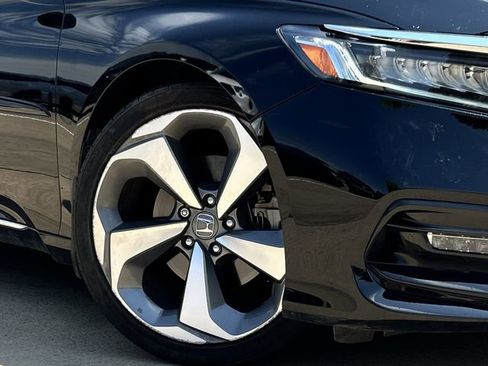 Used 2018 Honda Accord Touring image 11