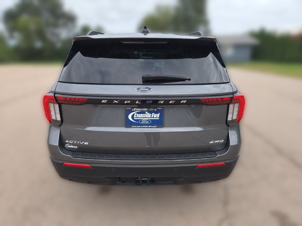 Used 2025 Ford Explorer Active AWD/4WD image 4