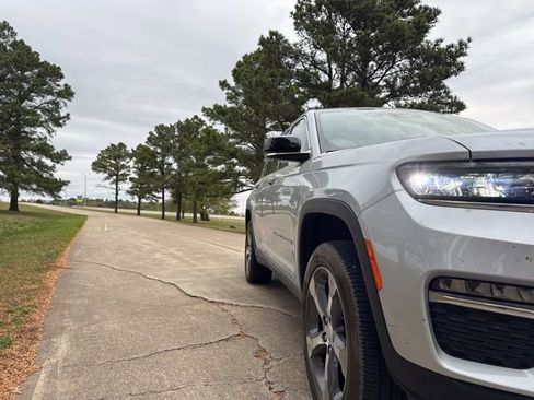 Used 2024 Jeep Grand Cherokee Limited image 28