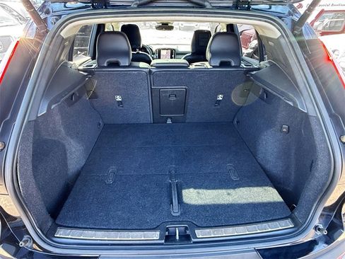 Used 2023 Volvo XC40 B5 Plus image 30