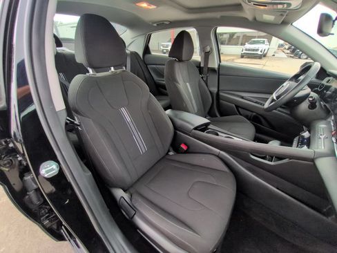 Used 2025 Hyundai Elantra SEL FWD image 31