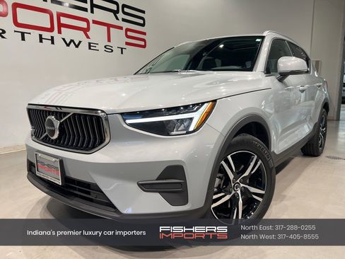 Used 2025 Volvo XC40 B5 Core image 1