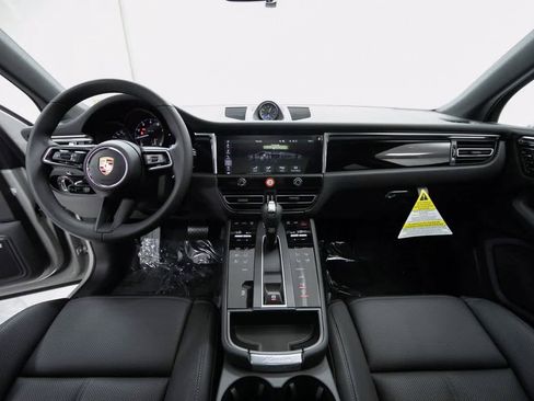 Certified 2025 Porsche Macan image 13
