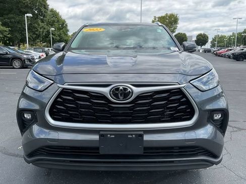 Used 2022 Toyota Highlander XLE AWD/4WD image 4