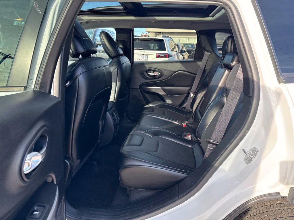 Certified 2022 Jeep Cherokee Latitude Lux w/ Sun & Sound Group AWD/4WD image 22
