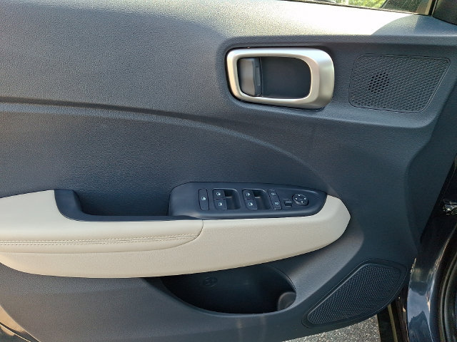 Used 2024 Hyundai Venue Limited FWD image 13