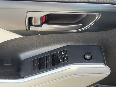 Used 2022 Toyota Highlander LE FWD image 6