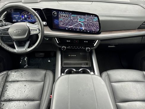 Used 2025 Chevrolet Suburban Z71 image 13