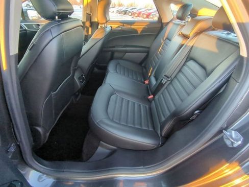 Used 2017 Ford Fusion SE w/ Fusion SE Technology Package image 15