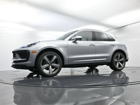 Certified 2025 Porsche Macan AWD/4WD image 46