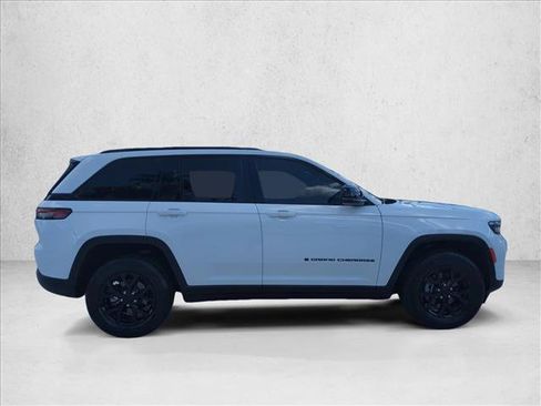 Used 2024 Jeep Grand Cherokee Altitude RWD image 4