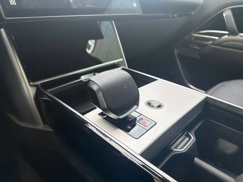Used 2025 Land Rover Range Rover SE AWD/4WD image 9