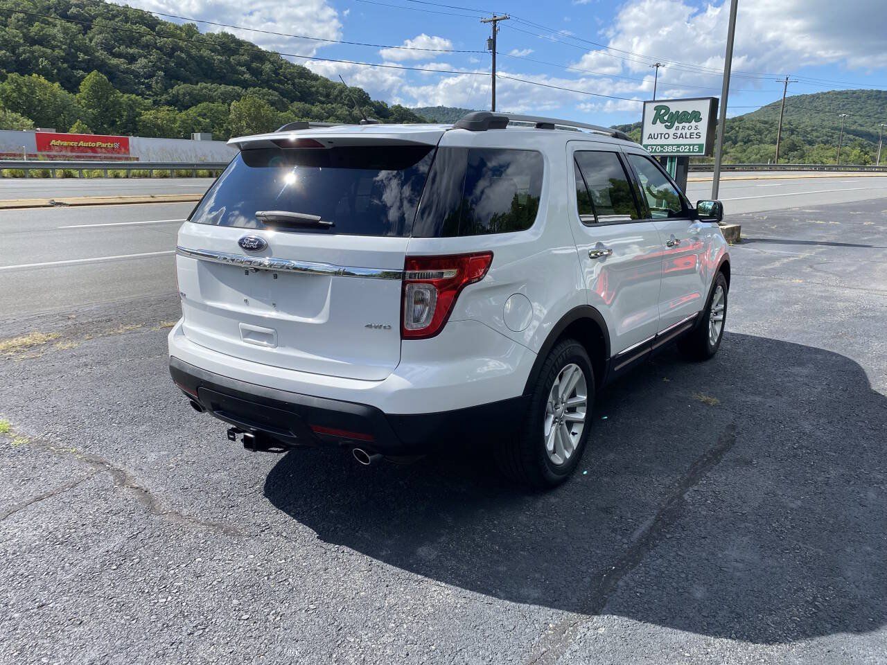 Used 2015 Ford Explorer XLT w/ Equipment Group 202A AWD/4WD image 6