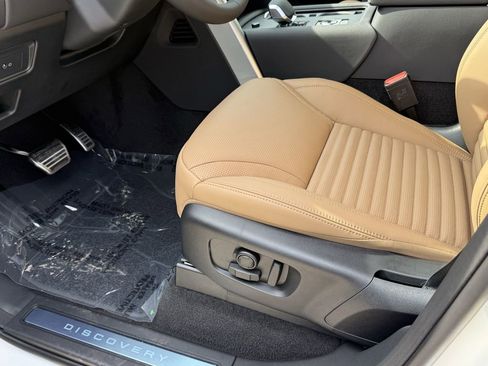 New 2026 Land Rover Discovery Dynamic SE image 16