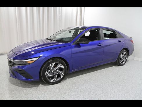 Certified 2025 Hyundai Elantra Sport w/ Cargo Package image 3