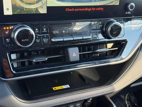 Used 2023 Toyota Highlander Platinum image 25