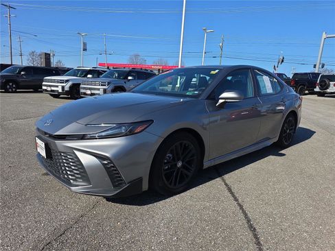 Used 2025 Toyota Camry SE image 9