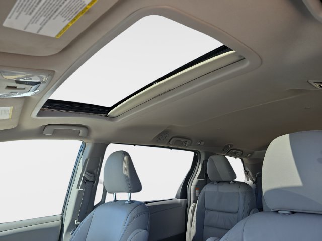 Used 2017 Toyota Sienna XLE FWD image 33