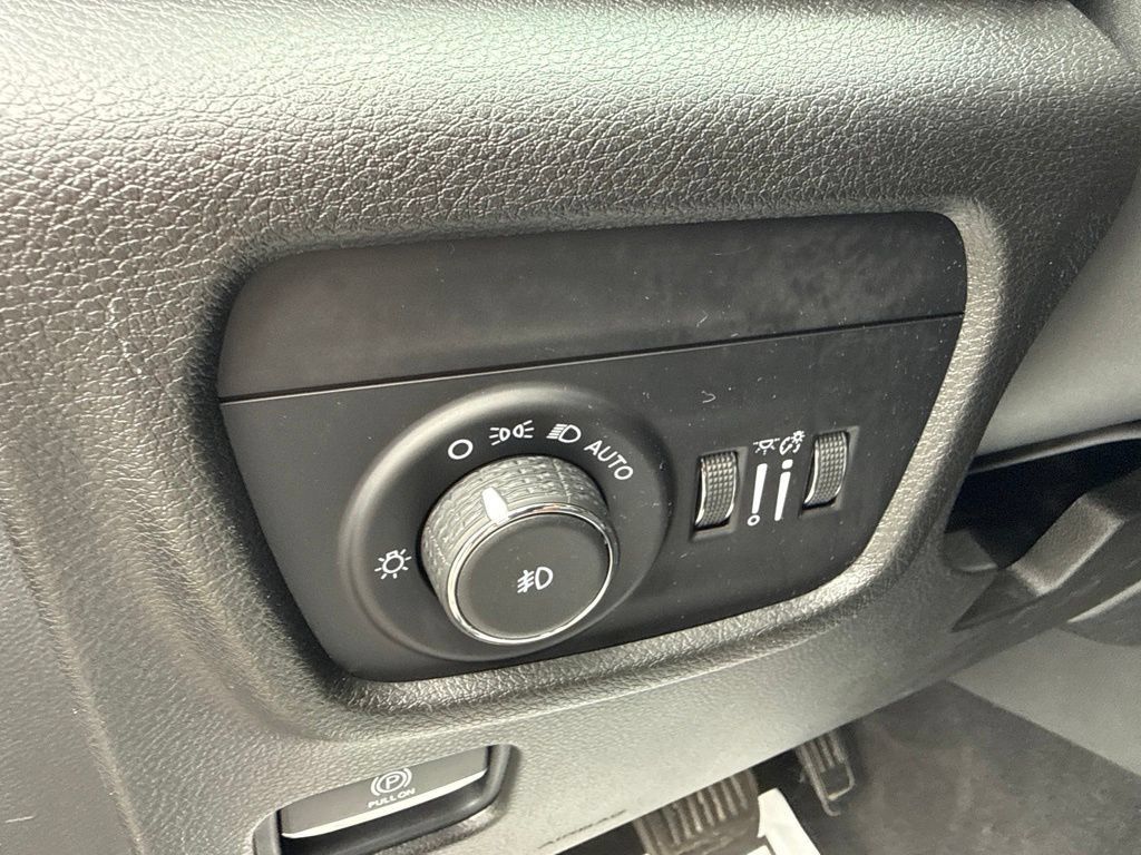 Used 2021 Jeep Grand Cherokee L Limited AWD/4WD image 25