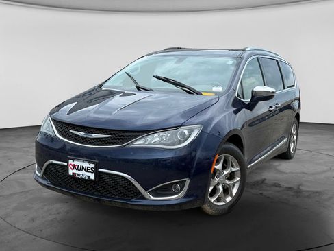 Used 2018 Chrysler Pacifica Limited FWD image 3