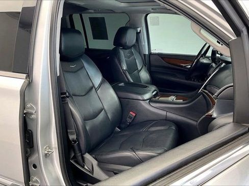 Used 2019 Cadillac Escalade ESV Luxury AWD/4WD image 6