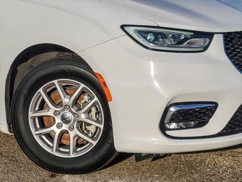 Certified 2024 Chrysler Pacifica Touring-L image 4