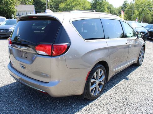 Used 2017 Chrysler Pacifica Limited FWD image 7