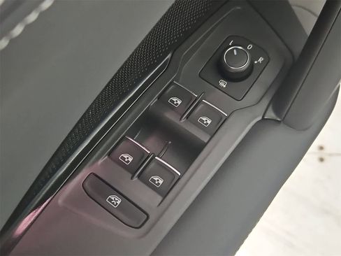 New 2026 Volkswagen Tiguan SE image 17