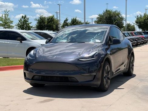 Used 2024 Tesla Model Y Long Range AWD/4WD image 3