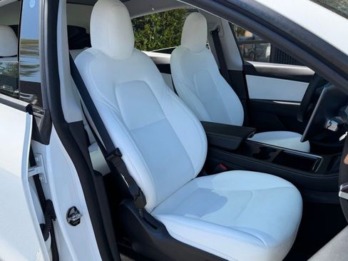 Used 2022 Tesla Model Y Long Range image 31