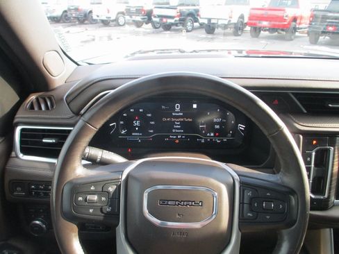 Used 2022 GMC Yukon XL Denali w/ Advanced Technology Package image 32