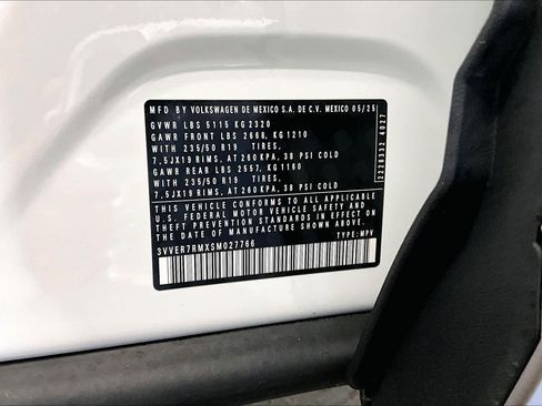 Used 2025 Volkswagen Tiguan SE image 33