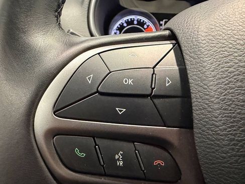 Used 2019 Jeep Cherokee Latitude Plus w/ Cold Weather Group AWD/4WD image 19