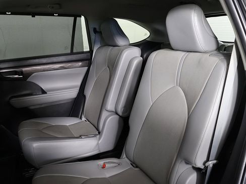 Used 2023 Toyota Highlander Limited AWD/4WD image 33