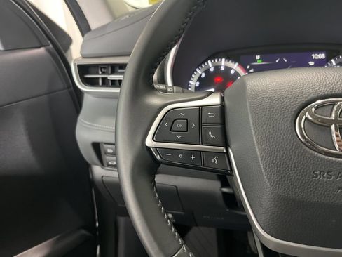Used 2024 Toyota Highlander XLE AWD/4WD image 7