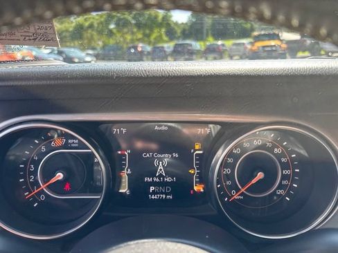 Used 2018 Jeep Wrangler Unlimited Sahara AWD/4WD image 17