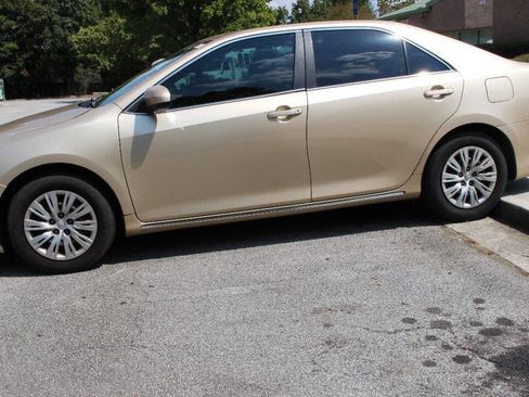 Used 2012 Toyota Camry LE image 12